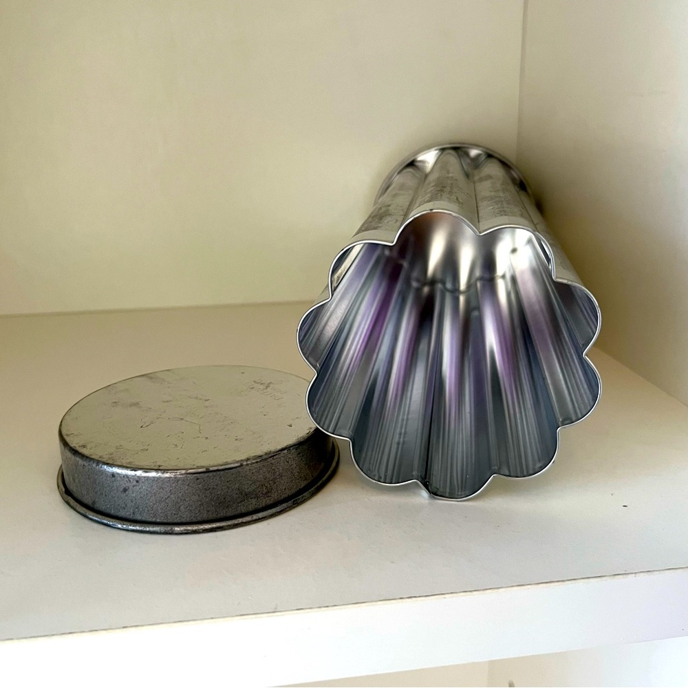 The Pampered Chef Scalloped Bread Mold